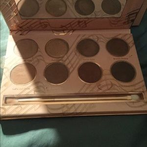 Jessie James Decker eyeshadow palette